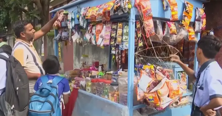 ভারতে নিষিদ্ধ হচ্ছে স্কুলের কাছাকাছি জাঙ্ক ফুডের দোকানগুলো